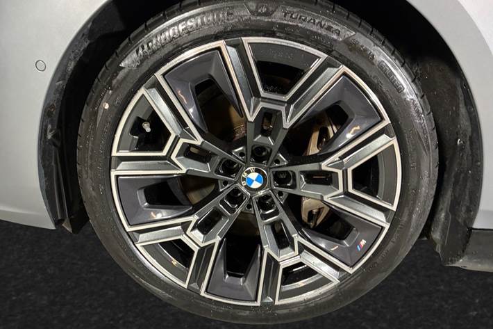 Grå BMW i5 fra 2025