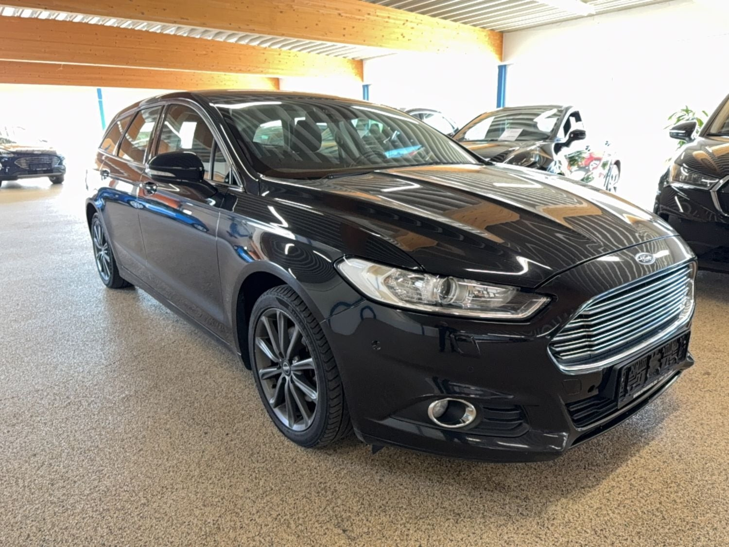 Grå Ford Mondeo fra 2015