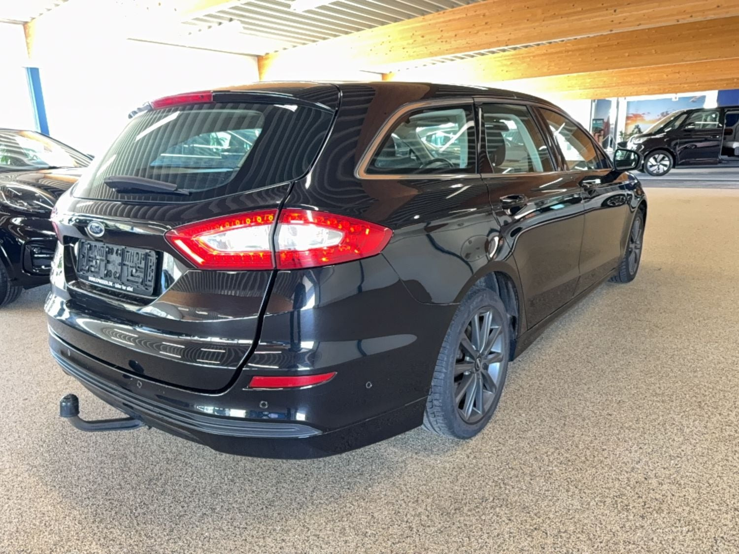 Grå Ford Mondeo fra 2015