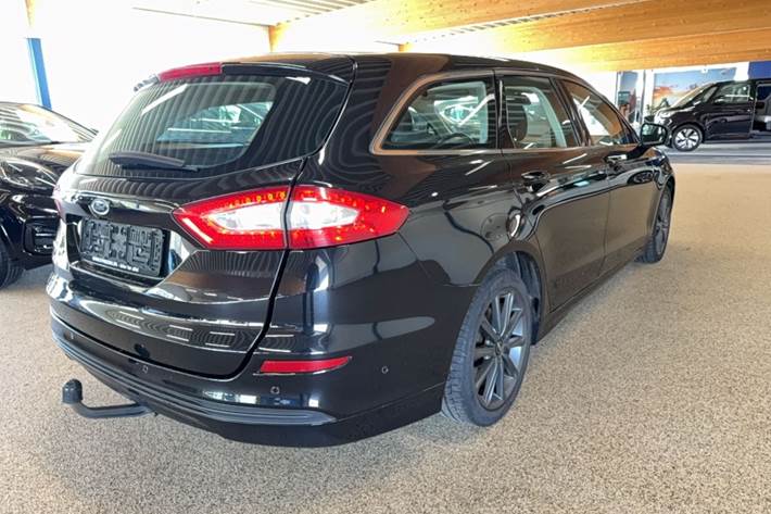 Grå Ford Mondeo fra 2015