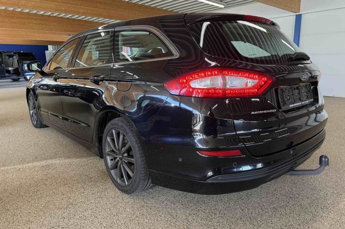 Grå Ford Mondeo fra 2015