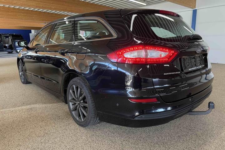 Grå Ford Mondeo fra 2015