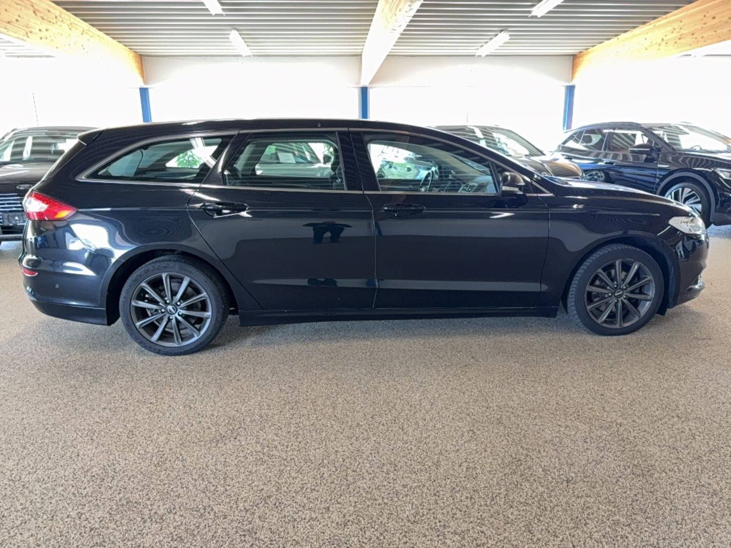 Grå Ford Mondeo fra 2015