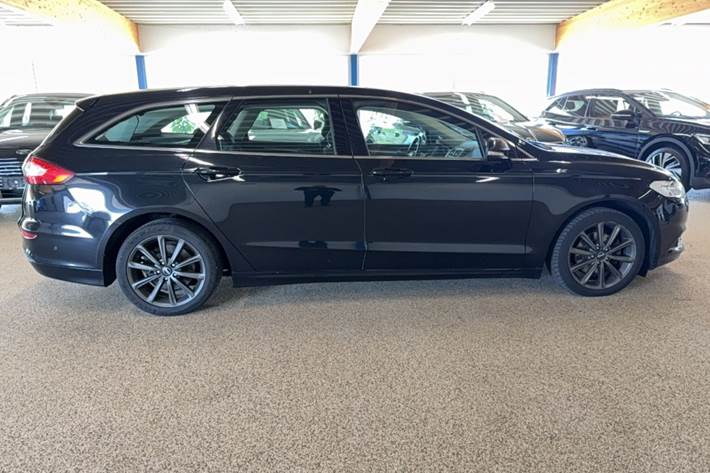 Grå Ford Mondeo fra 2015
