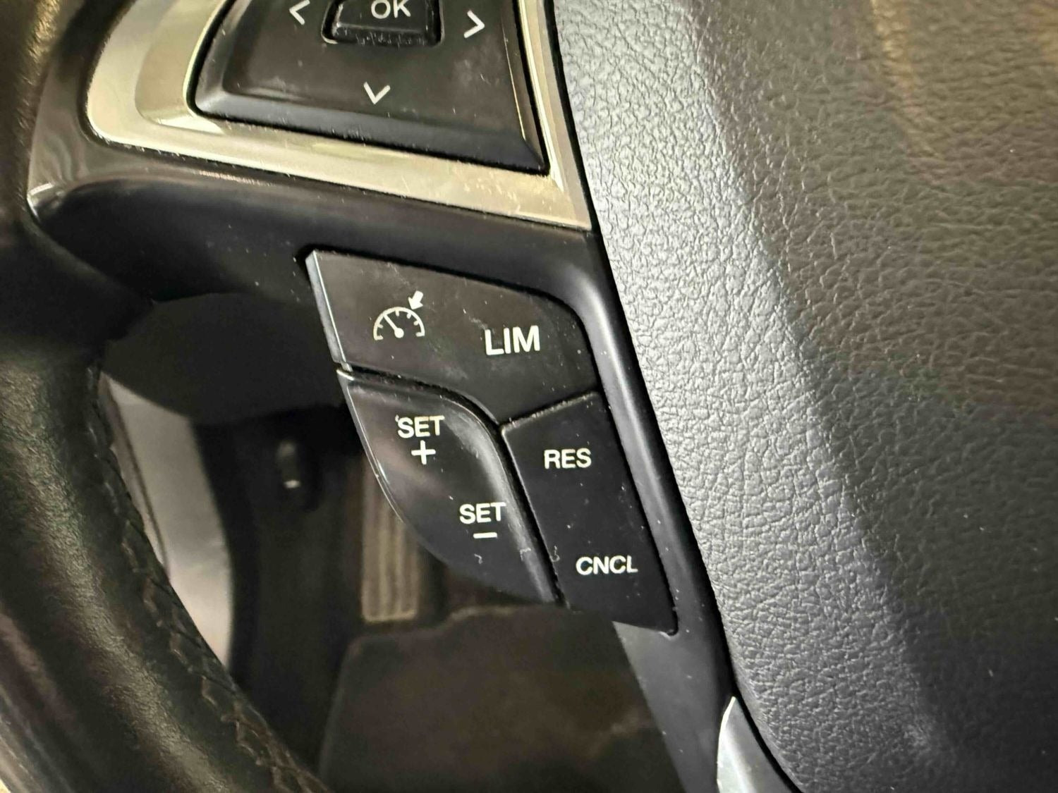 Grå Ford Mondeo fra 2015