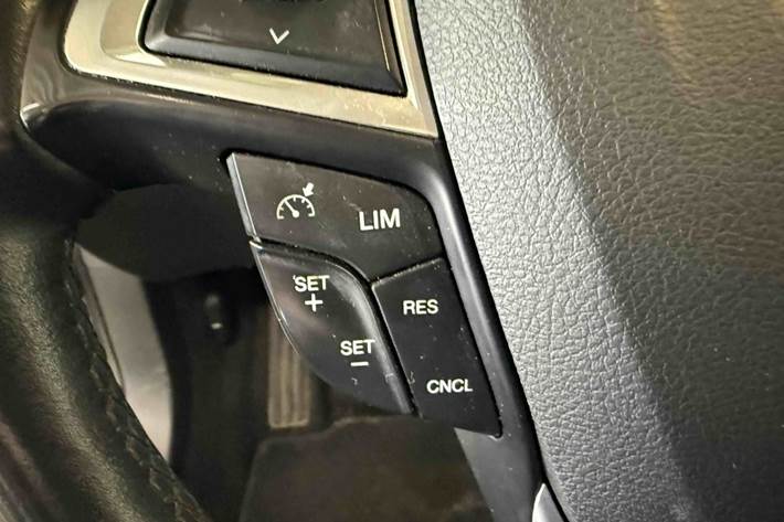 Grå Ford Mondeo fra 2015