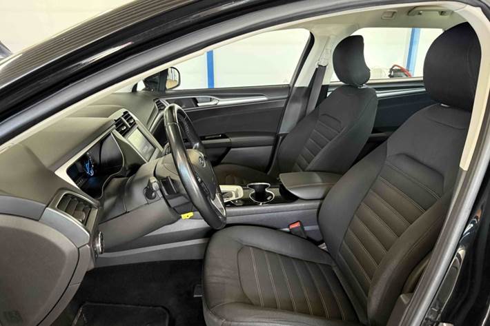Grå Ford Mondeo fra 2015