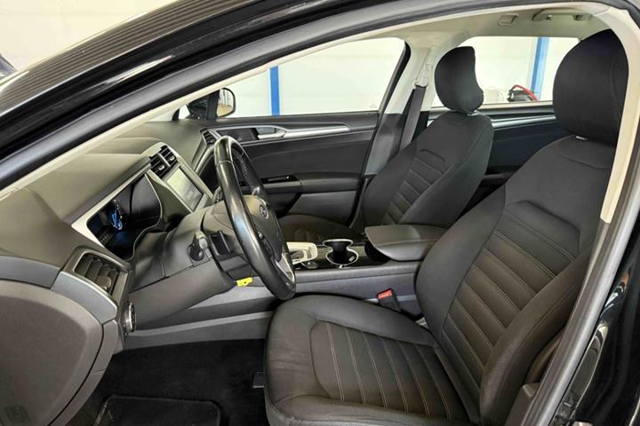 Grå Ford Mondeo fra 2015