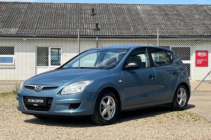 Blå Hyundai i30 fra 2007 set udefra