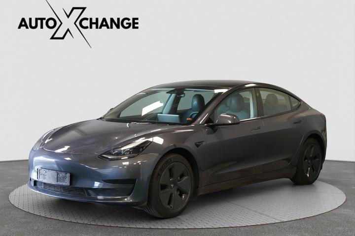 Grå Tesla Model 3 fra 2023 set udefra