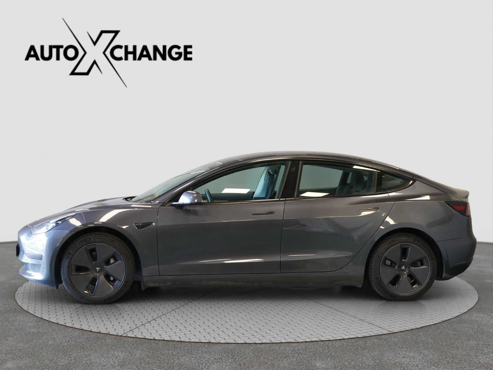 Grå Tesla Model 3 fra 2023