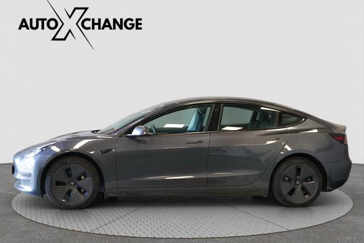 Grå Tesla Model 3 fra 2023