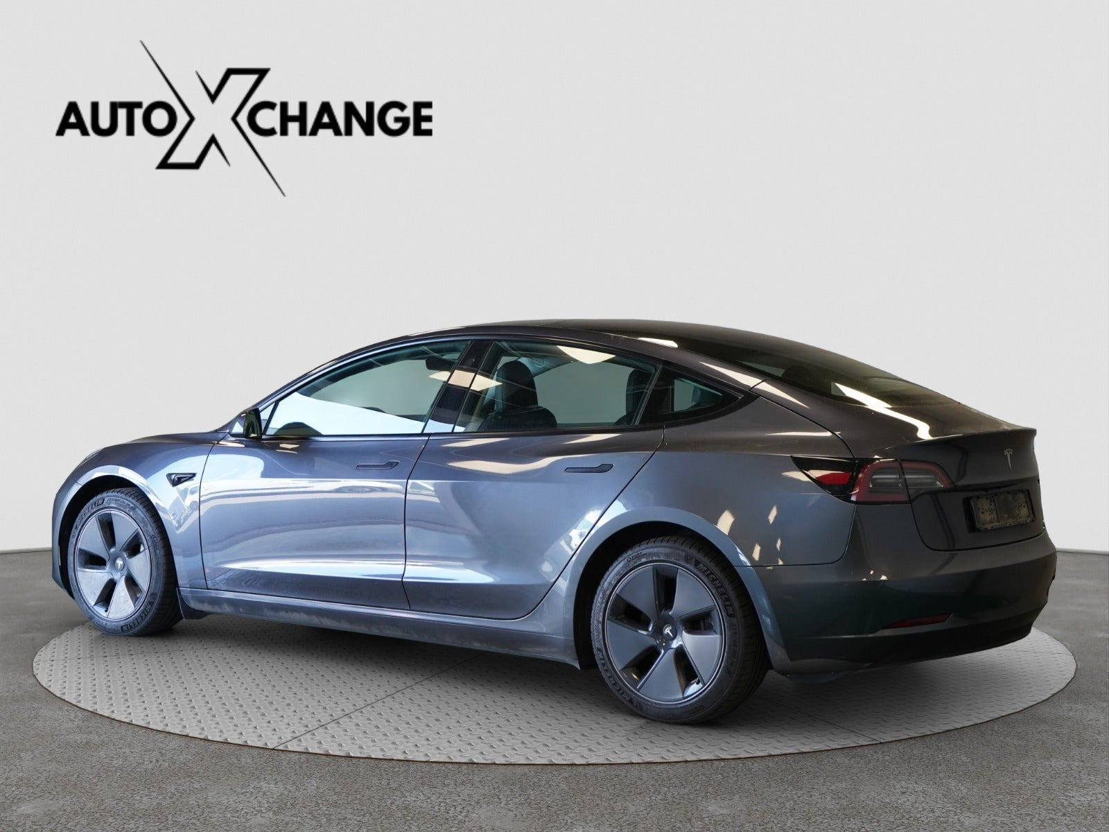 Grå Tesla Model 3 fra 2023