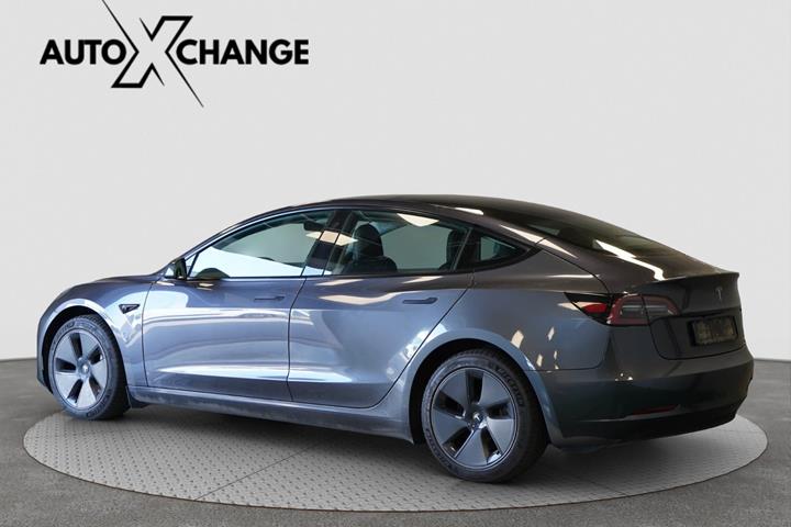 Grå Tesla Model 3 fra 2023