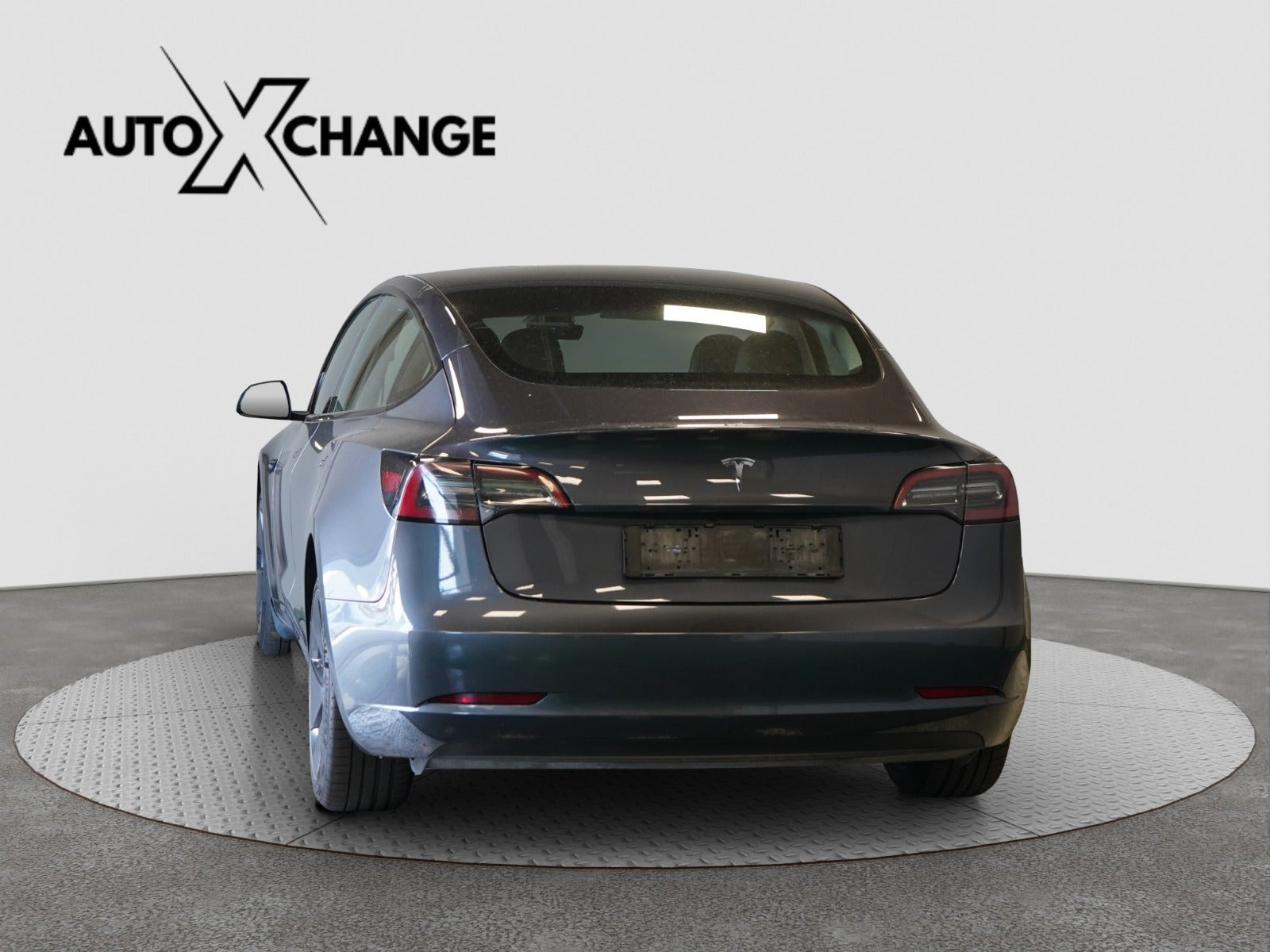 Grå Tesla Model 3 fra 2023