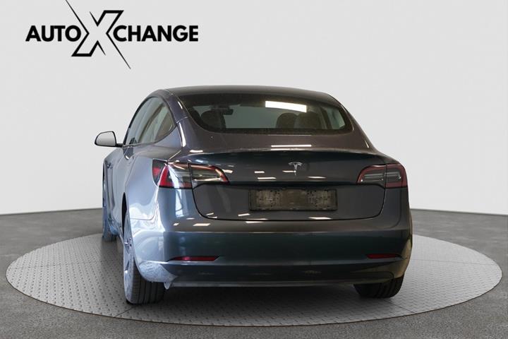 Grå Tesla Model 3 fra 2023