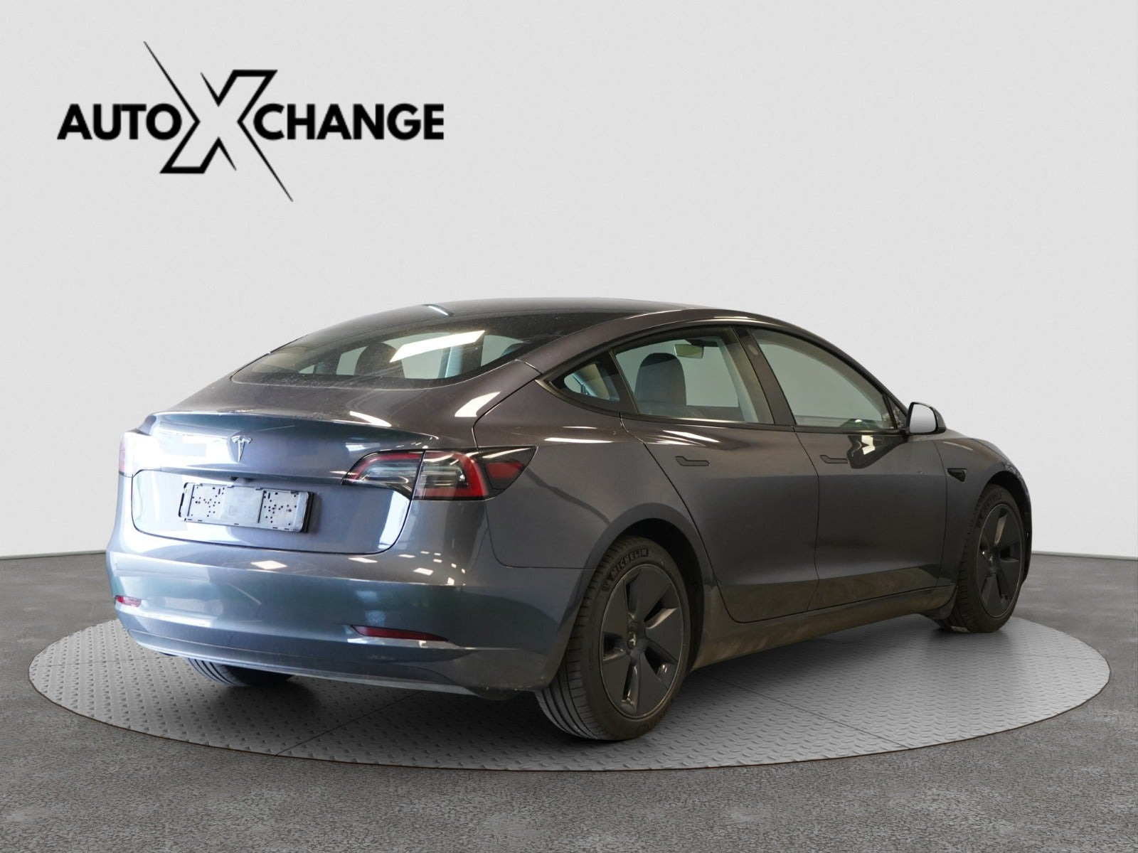 Grå Tesla Model 3 fra 2023