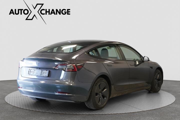 Grå Tesla Model 3 fra 2023