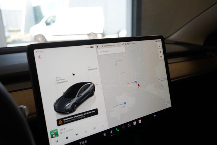 Grå Tesla Model 3 fra 2023