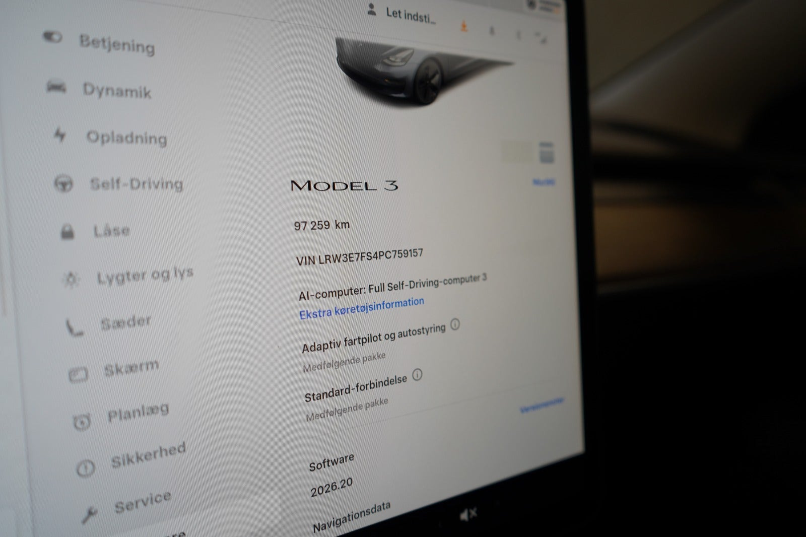Grå Tesla Model 3 fra 2023