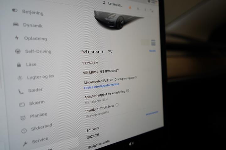 Grå Tesla Model 3 fra 2023