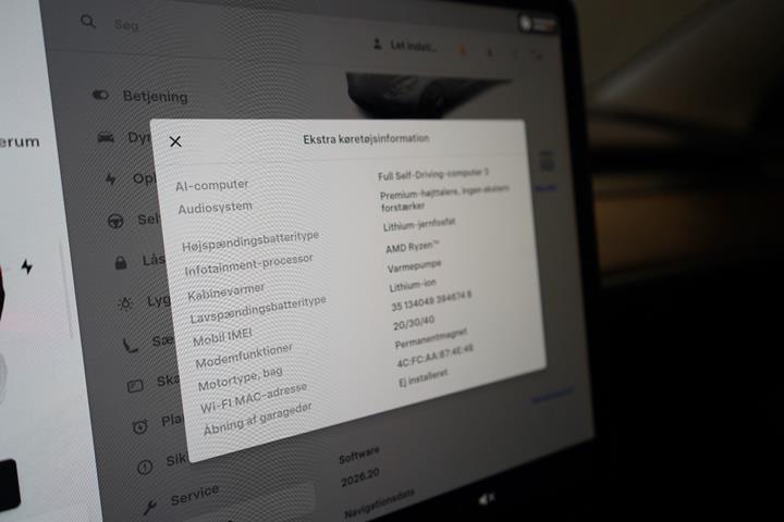 Grå Tesla Model 3 fra 2023