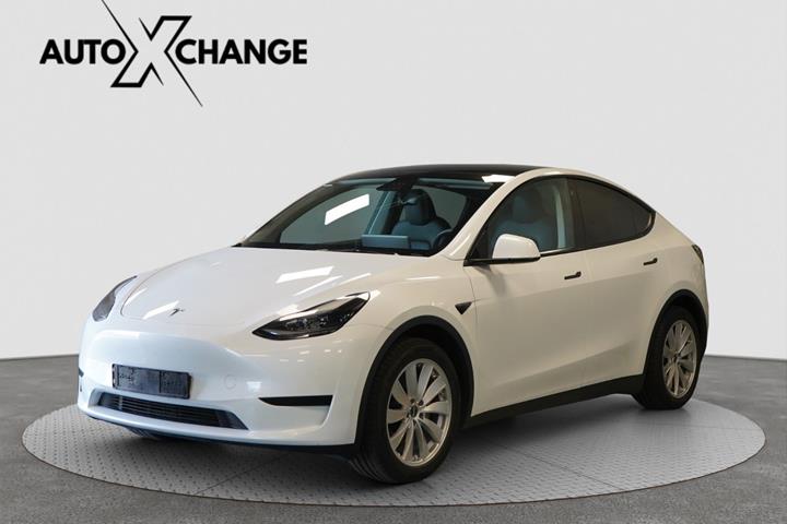 Hvid Tesla Model Y fra 2023 set udefra