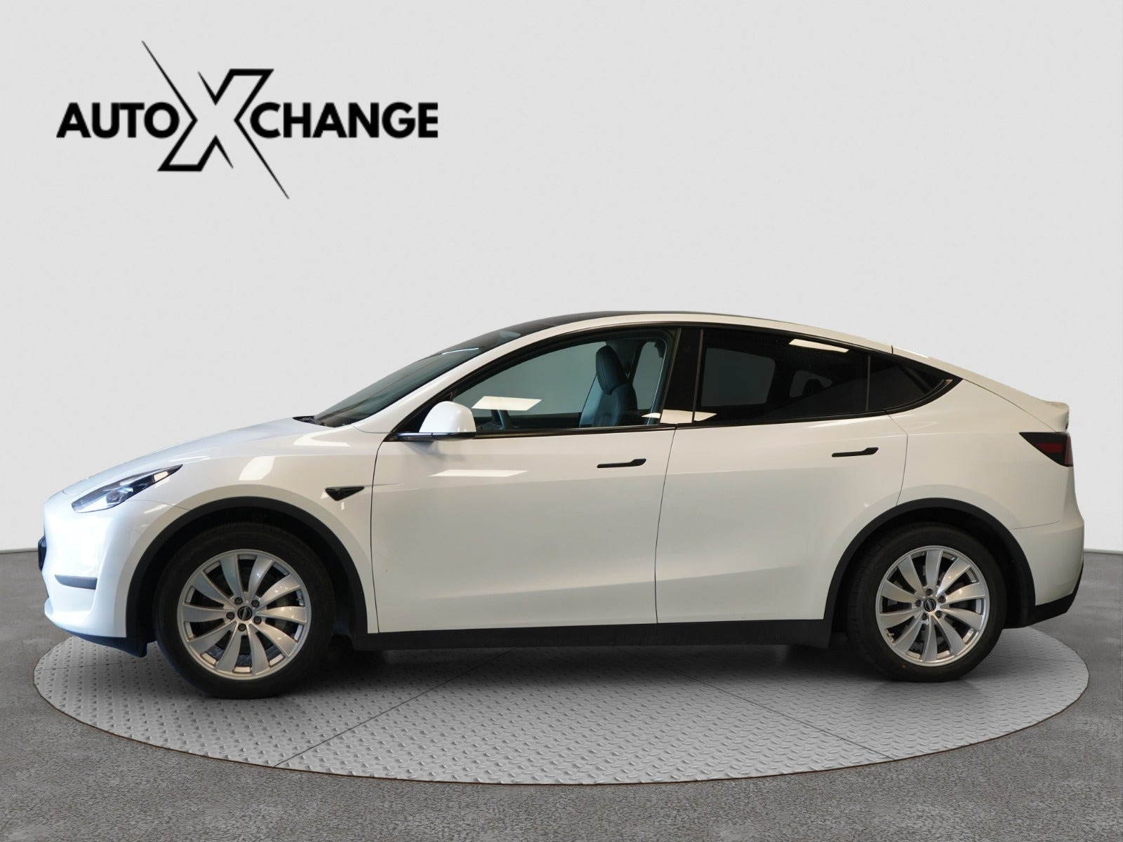 Hvid Tesla Model Y fra 2023