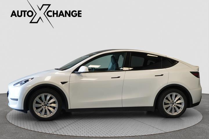 Hvid Tesla Model Y fra 2023