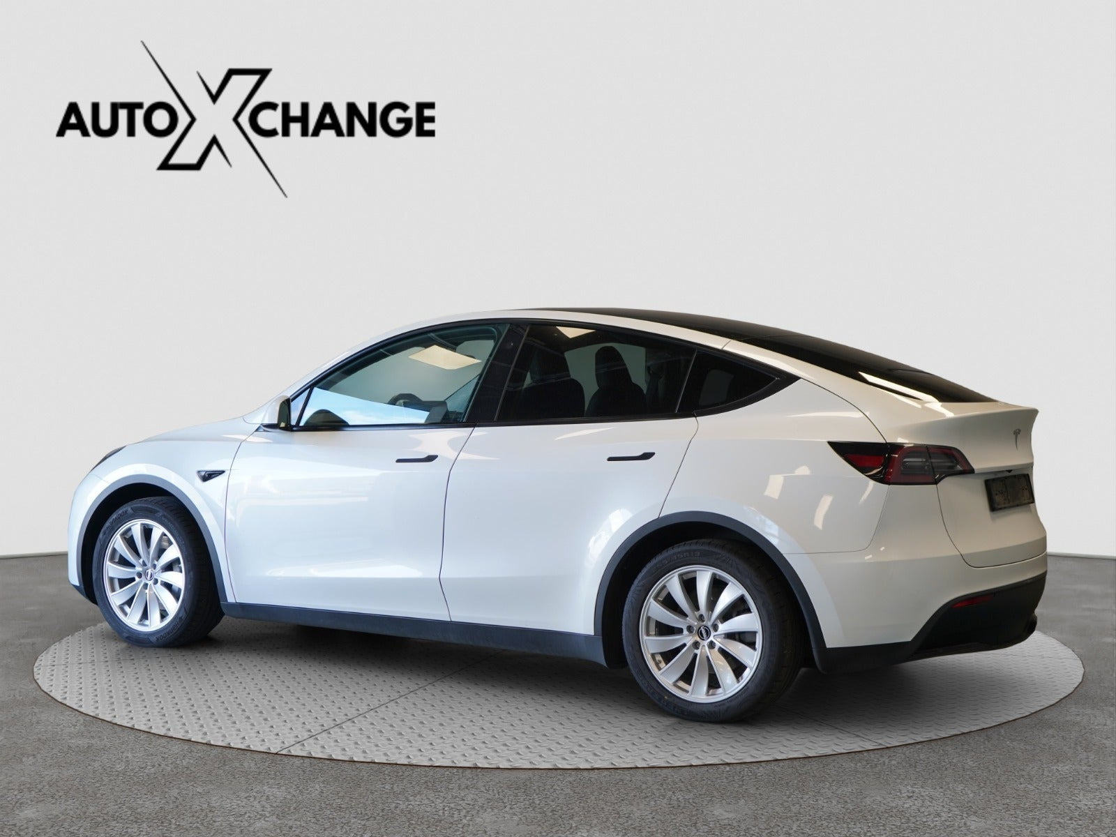 Hvid Tesla Model Y fra 2023