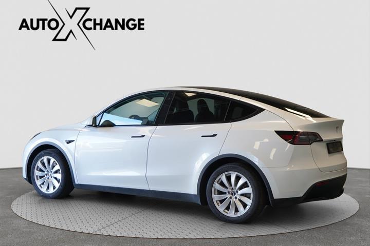 Hvid Tesla Model Y fra 2023