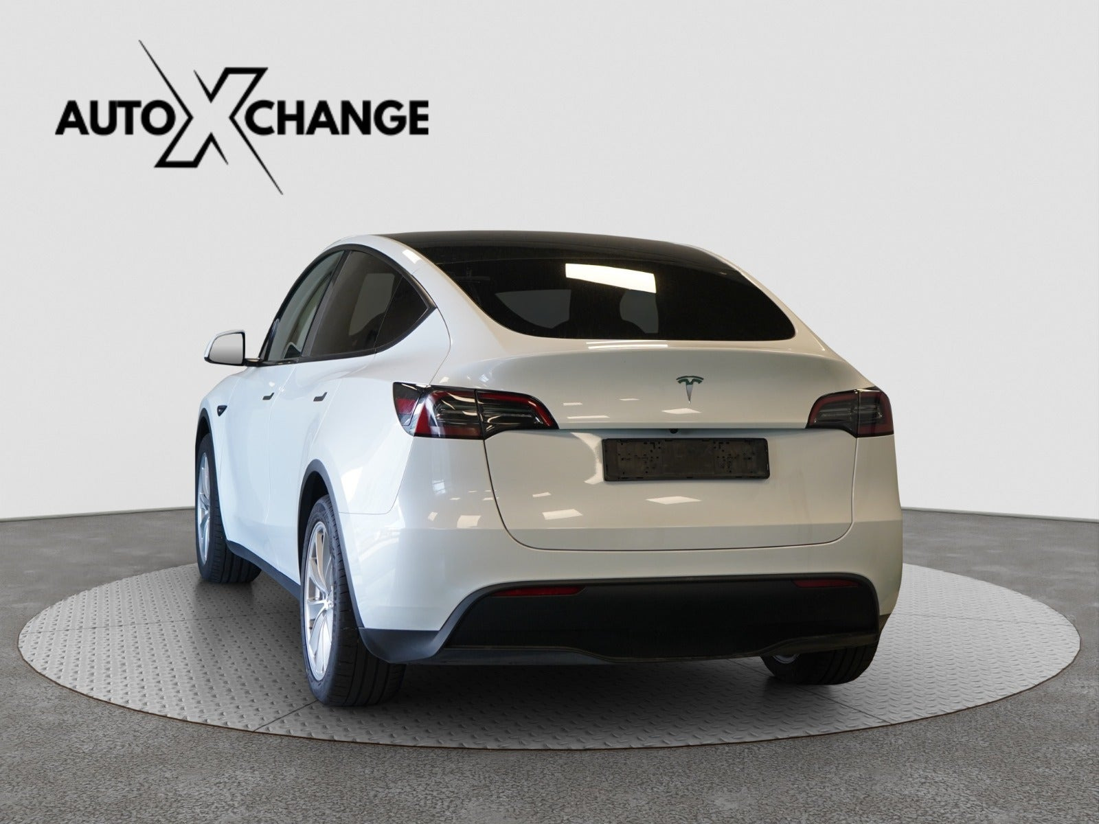 Hvid Tesla Model Y fra 2023