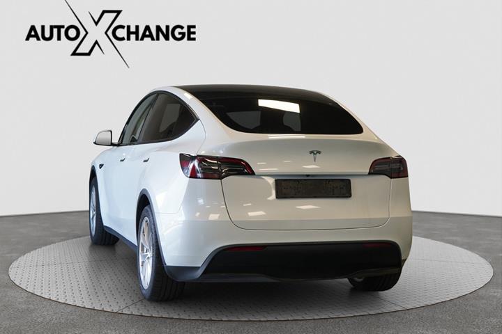 Hvid Tesla Model Y fra 2023