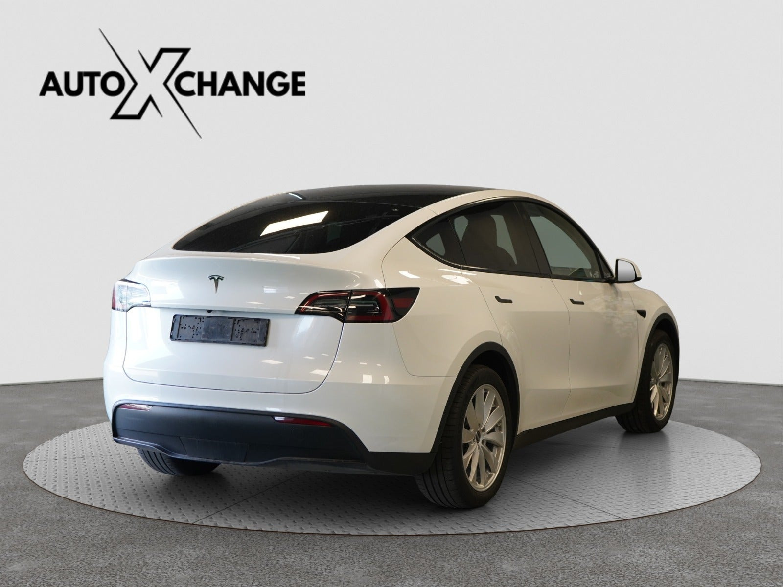 Hvid Tesla Model Y fra 2023