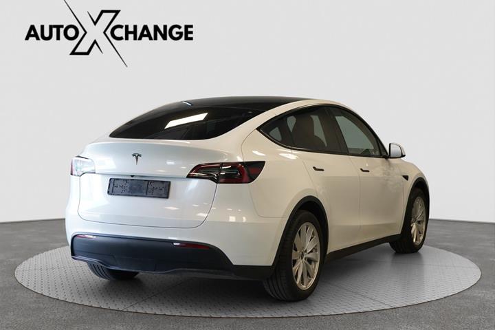 Hvid Tesla Model Y fra 2023