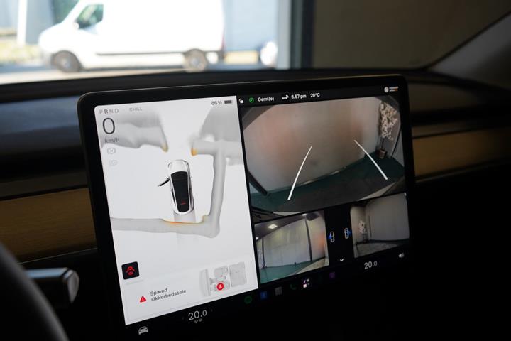 Hvid Tesla Model Y fra 2023