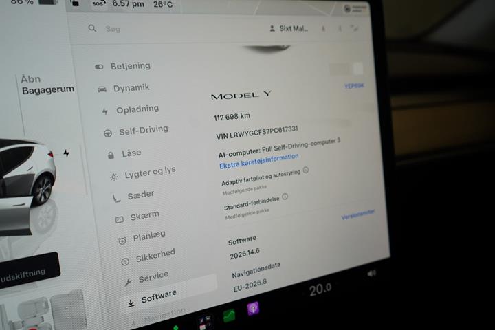 Hvid Tesla Model Y fra 2023