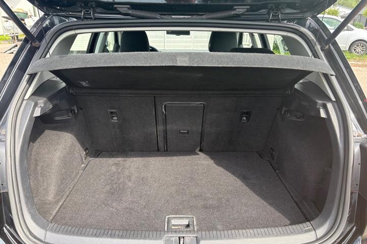 Grøn VW Golf VII fra 2014