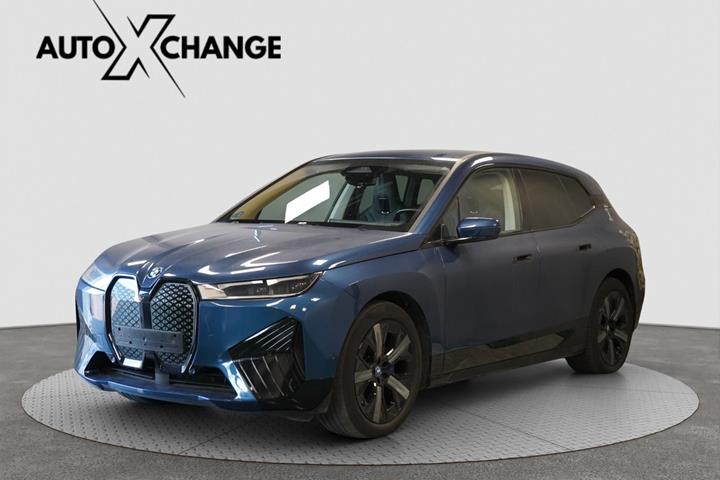 Blå BMW iX fra 2022 set udefra