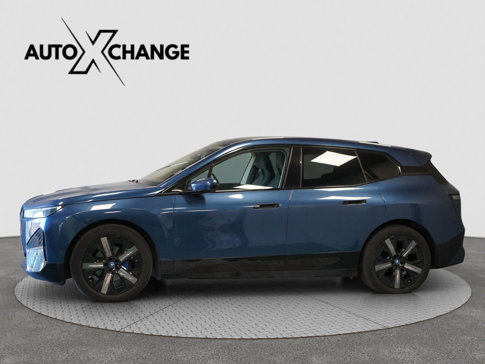 Blå BMW iX fra 2022