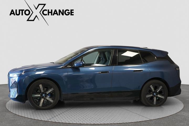 Blå BMW iX fra 2022