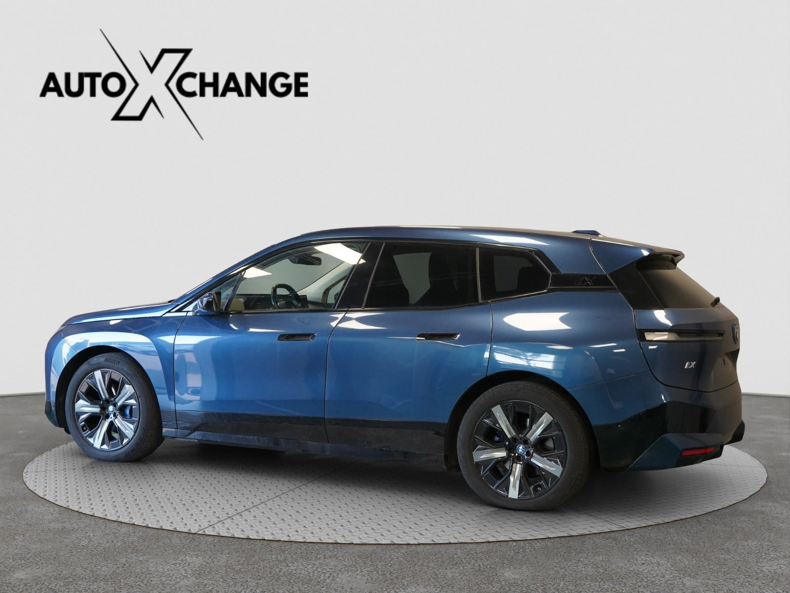 Blå BMW iX fra 2022