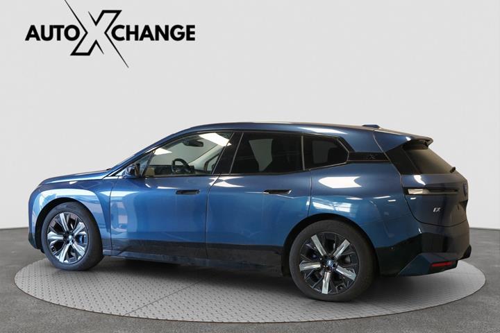 Blå BMW iX fra 2022