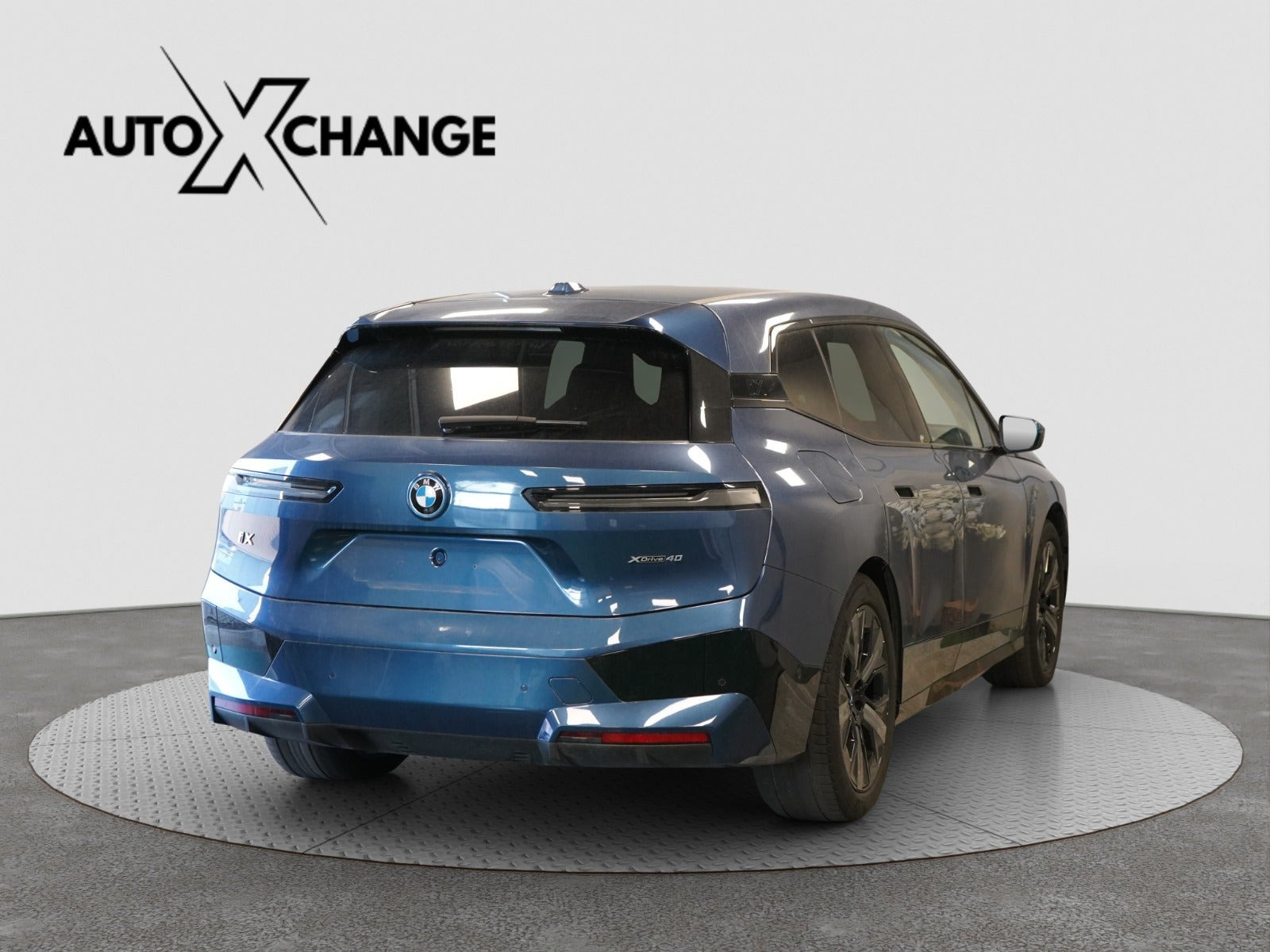 Blå BMW iX fra 2022