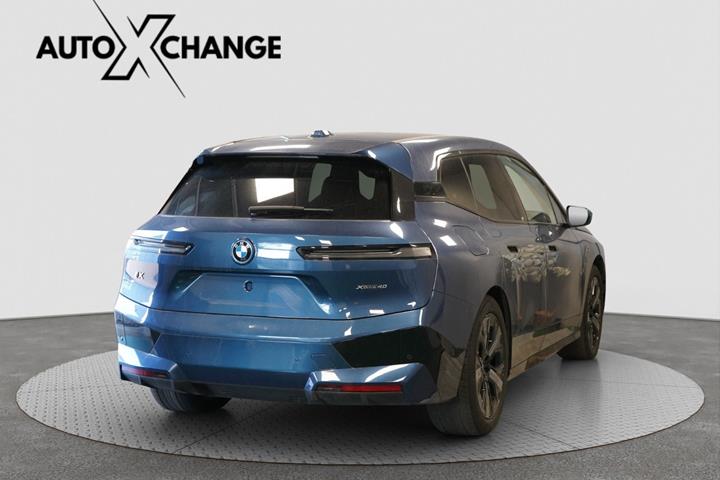 Blå BMW iX fra 2022