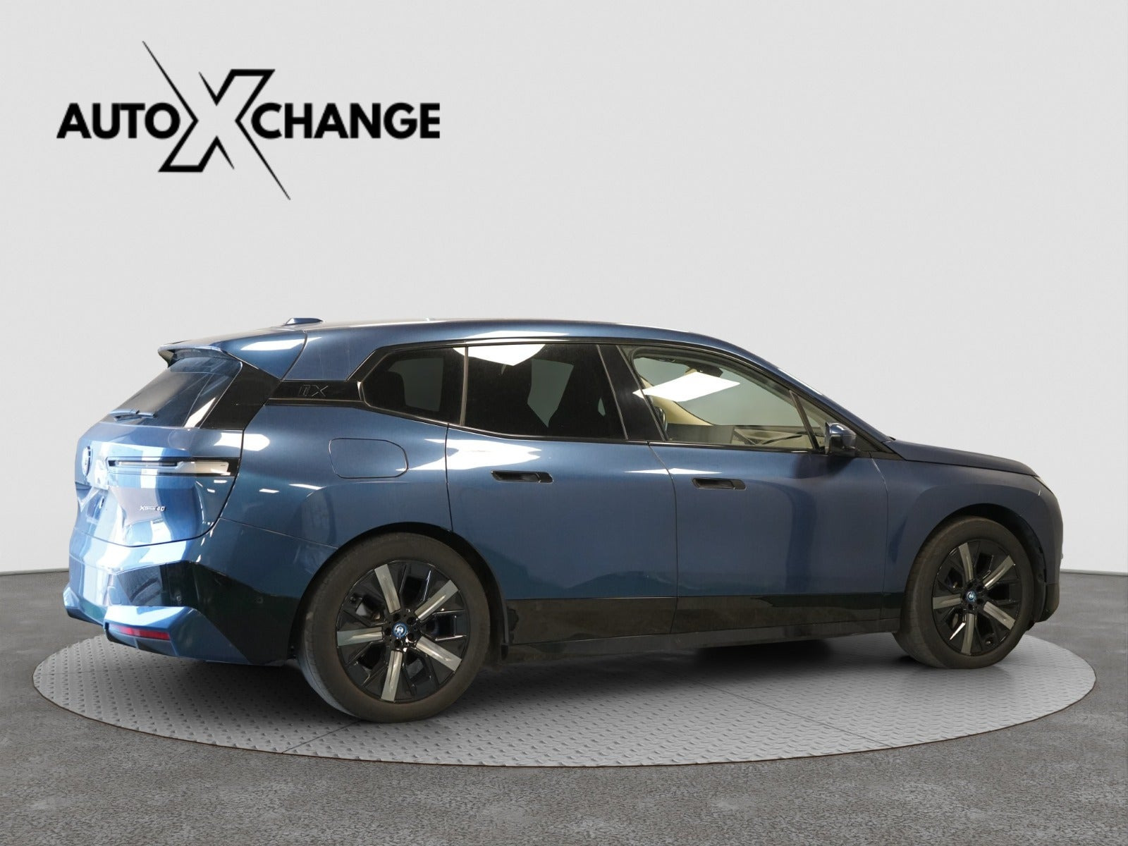 Blå BMW iX fra 2022