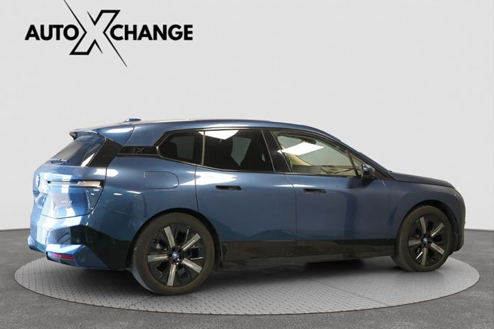 Blå BMW iX fra 2022