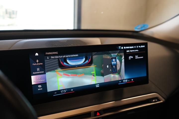 Blå BMW iX fra 2022