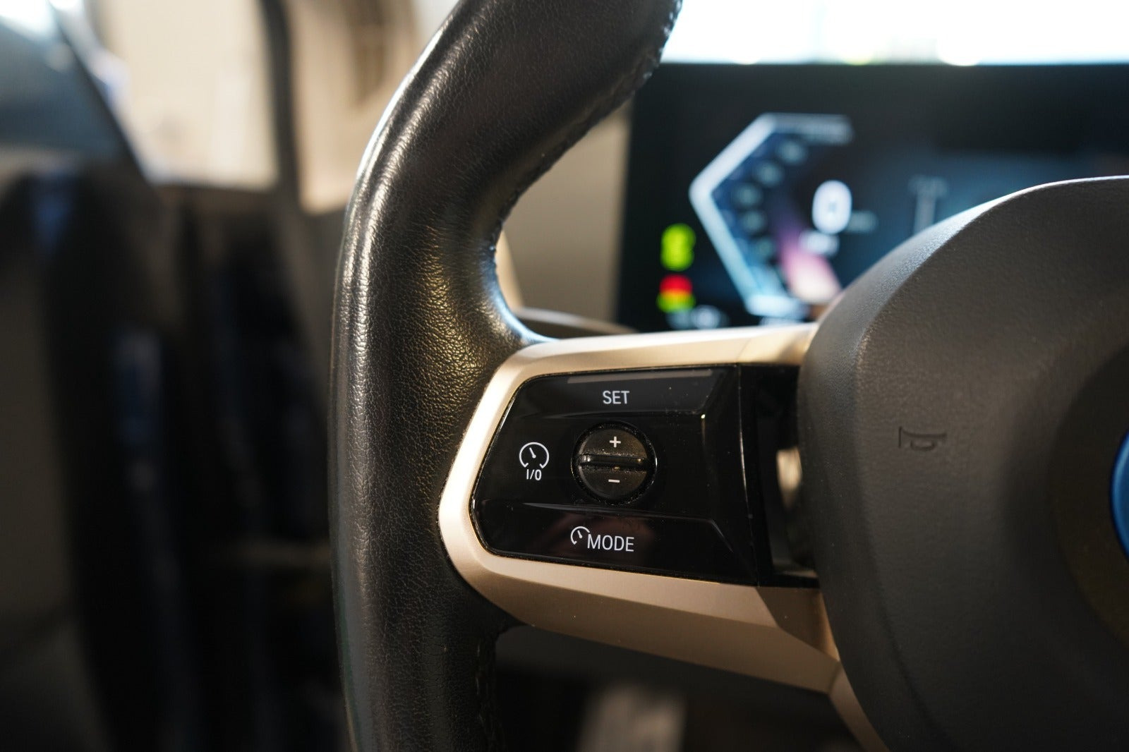 Blå BMW iX fra 2022