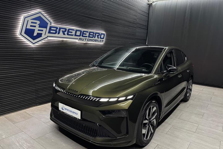 Grøn Skoda Enyaq fra 2026 set udefra